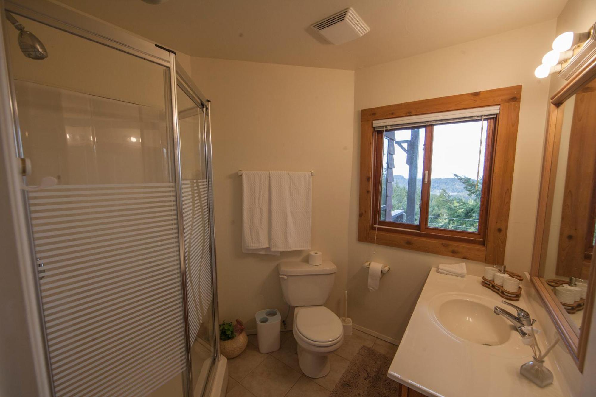 Shangri-La Oceanfront Vacation Home Bedwell Harbour Номер фото