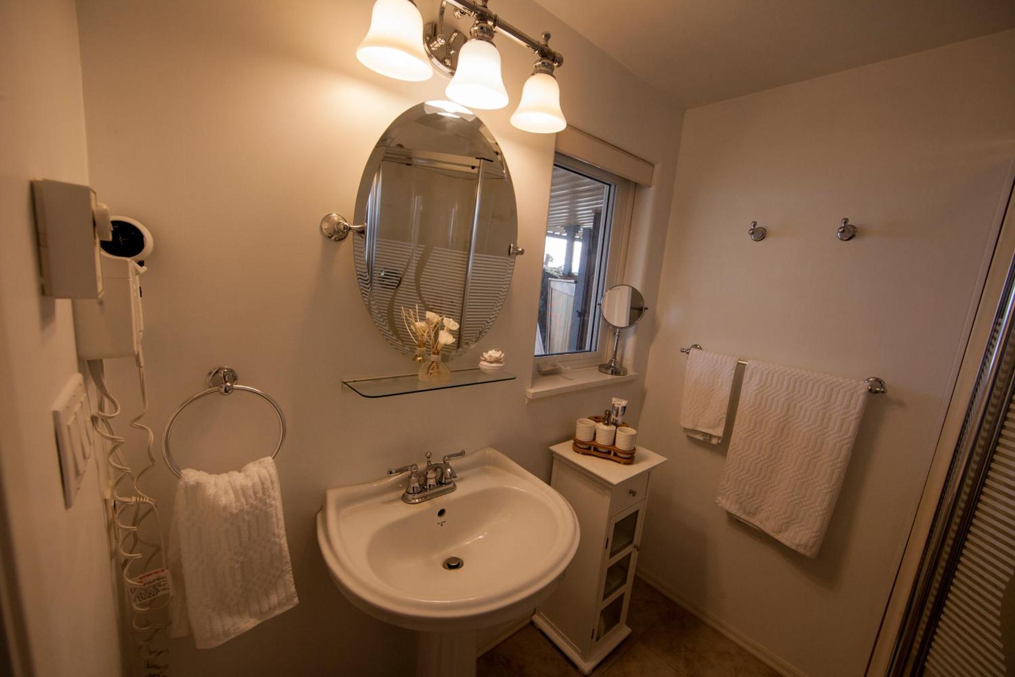Shangri-La Oceanfront Vacation Home Bedwell Harbour Экстерьер фото