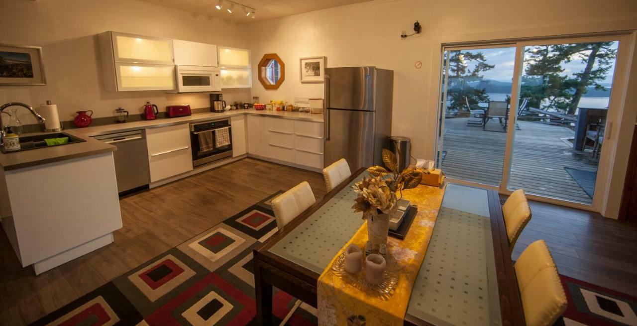 Shangri-La Oceanfront Vacation Home Bedwell Harbour Экстерьер фото